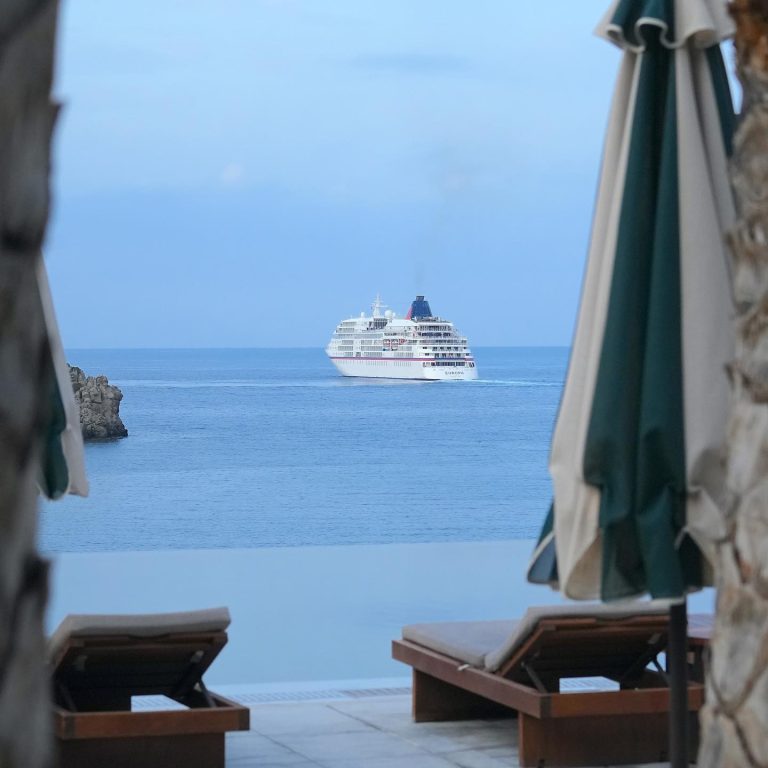 Weltgeschichten 2 Daios cove meets europa 2: die europa 2 legt vor dem daios cove an – welt der reisen weltgeschichten