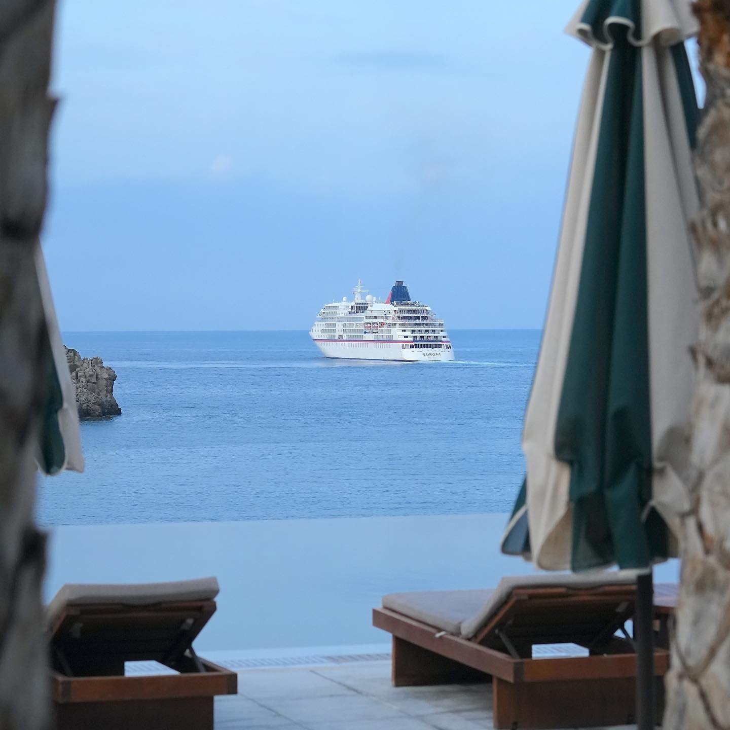 Daios cove meets europa 2: die europa 2 legt vor dem daios cove an – welt der reisen weltgeschichten