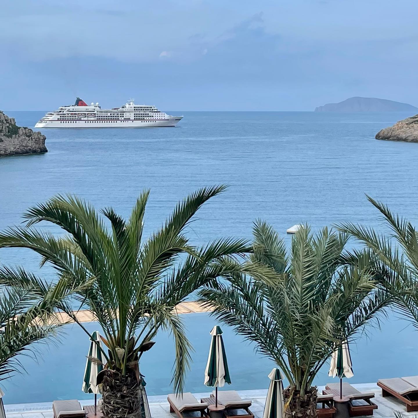 Daios cove meets europa 2: die europa 2 legt in der bucht des daios cove an – welt der reisen weltgeschichten